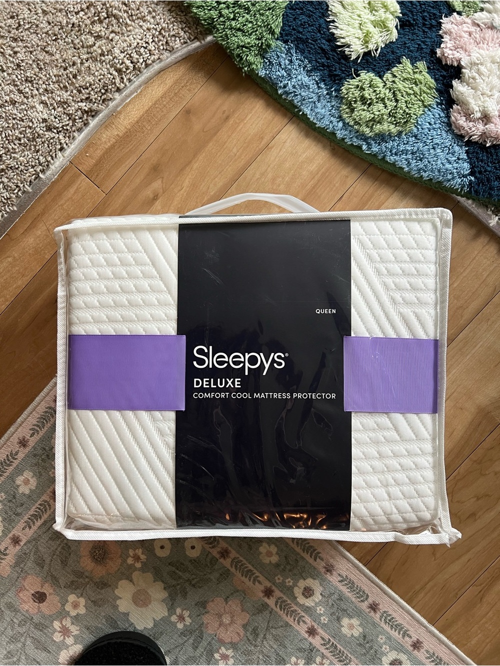 Deluxe Comfort Cool Mattress Protector - White (Queen)